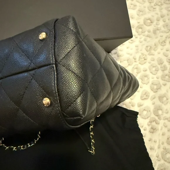 CHANEL Black Quilted Shoulder Bag with Gold Chain - Picture 3 of 9